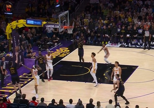 开云入口-手感来了挡不住！詹姆斯突破差点失误 拉拉维亚底角强投压哨三分