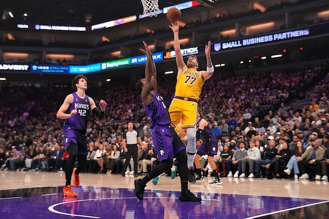 开云APP-雷迪克甩锅已魔怔！湖人过去7场防守好？吐槽全队投篮糟糕拒担责