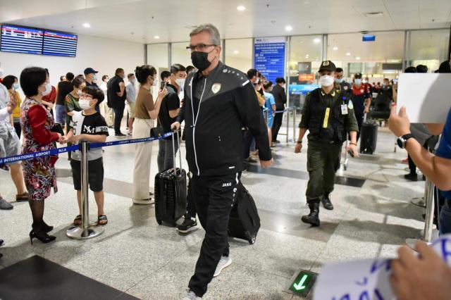 1647913096761052275.jpg 伊万科维奇走出河内机场.jpg