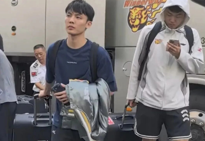 开云官网-广东男篮今日早报！主场球票遭遇哄抢，杜峰指导或主动变阵，徐昕入选中国男篮